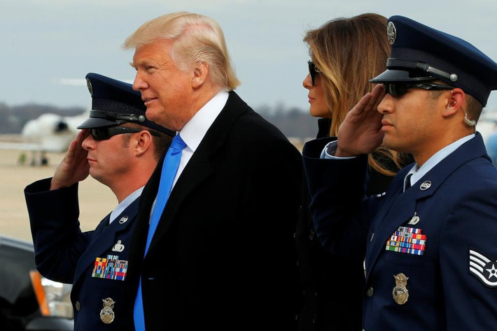 Vợ chồng ông Trump lúc ở sân bay. Ảnh Reuters