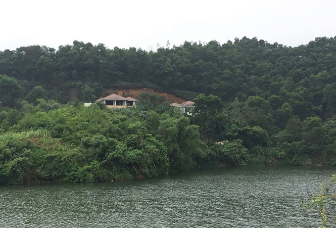 Vị lãnh đạo huyện Ba Vì cho biết thêm, ngày 27/8, huyện đã họp với các Sở liên quan để đánh giá từng trường hợp và Sở TN&MT, Sở Xây dựng, Sở Quy hoạch Kiến trúc cũng yêu cầu huyện tiếp tục bổ sung, hoàn thiện hồ sơ để xem xét xem công trình nào có thể cho phép hợp lý hóa thu tiền sử dụng đất, công trình nào phải phá dỡ. (Ảnh: Tienphong)
