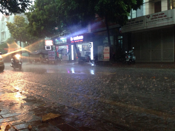 Trận mưa lớn kéo dài hơn 1 tiếng khiến nhiều tuyến đường, các ngõ nhỏ bị ngập sâu ảnh hưởng đến các phương tiện lưu thông trên đường.