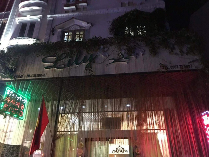 7. Lực lượng chức năng bắt quả tang 3 cô gái tại Spa Lily: Đêm 9/1, Đoàn 1, Kiểm tra liên ngành Văn hoá - Xã hội TP HCM cùng trinh sát Đội 6 đã vào cơ sở Spa Lily trên đường Hưng Gia 3 (phường Tân Phong, quận 7) và phát hiện 3 đôi nam nữ đang mua bán dâm. Các cô gái được xác định là nhân viên massage tại Spa này, các khách nam có cả người nước ngoài. (Ảnh: Tố Nhã)