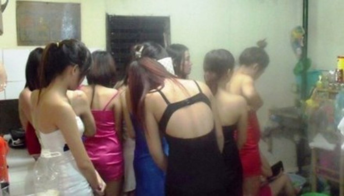 11. Công an bắt quả tang 3 cô gái bán dâm tại spa: Đêm 4/8/2015, công an quận 7, TP HCM bất ngờ ập vào kiểm tra hành chính spa chăm sóc da Kim tại quận 7, TP HCM. Sau khi kiểm tra, công an đã bắt quả tang ba cặp nam, nữ đang có hành vi mua bán dâm. (Ảnh: Vietnamnet)
