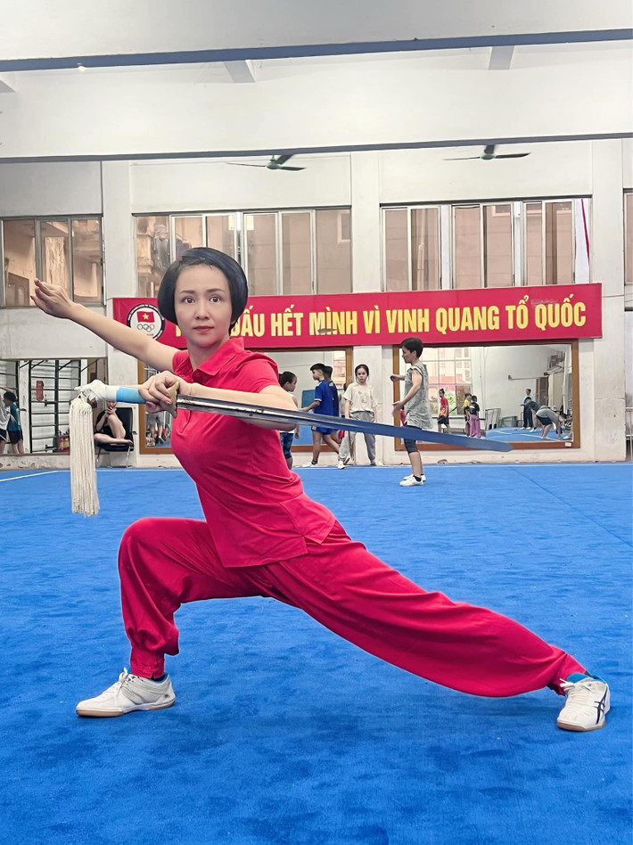 Ở độ tuổi U50, Thúy Hiền vẫn biểu diễn Thái cực kiếm và Thái cực quyền cực kỳ mượt mà, cùng các động tác như đá, đứng tấn, giữ thăng bằng, đẩy, nhảy quét, nhào lộn.