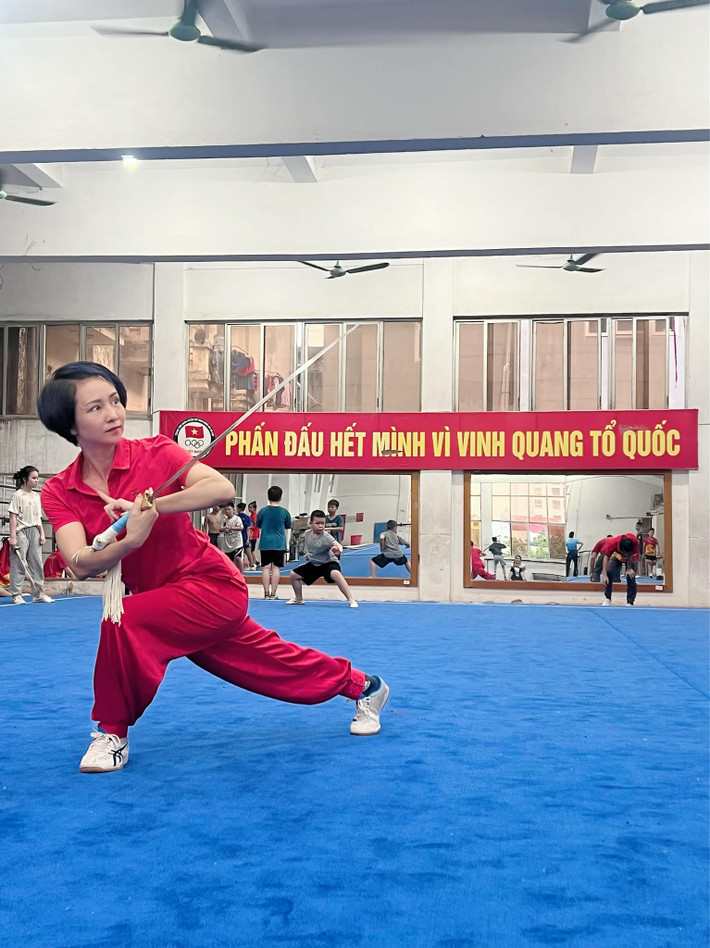 Sự uyển chuyển của Thúy Hiền càng khiến người xem có cảm giác môn võ này vừa mềm mại nhưng vẫn vô cùng mạnh mẽ.
