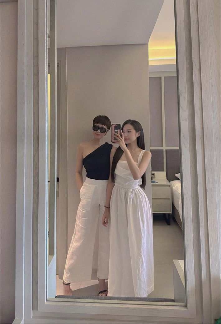 So với con gái từng thi Hoa hậu của mình, cô Doan Mai thập chí con lấn át về cách ăn mặc.