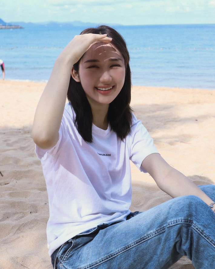 Không chỉ dừng lại ở đó, gương mặt xinh đẹp với ngũ quan hài hoà cùng đường nét sắc sảo của Mina Young đã nhận được hàng loạt lời xuýt xoa, khen ngợi của đông đảo khán giả.