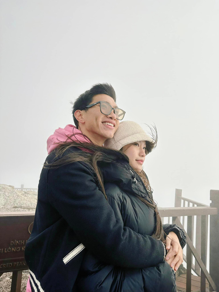 Đoàn Văn Hậu và Doãn Hải My được coi là cặp đôi trai tài gái sắc. Trong khi đàng trai là cầu thủ nổi tiếng thì Doãn Hải My đã vừa tốt nghiệp Đại học Luật Hà Nội.