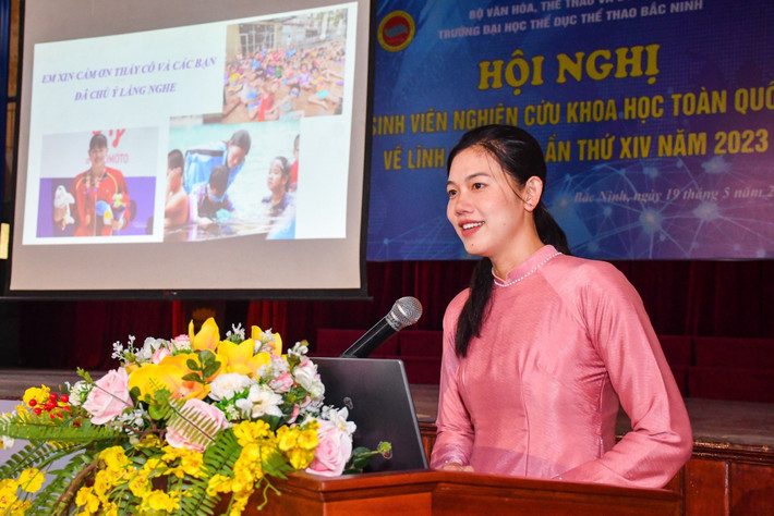 Ánh Viên của hiện tại biết trang điểm, mặc váy và đi giày cao gót. Thậm chí, cô còn không ngại "biến hình" xinh đẹp trên TikTok.