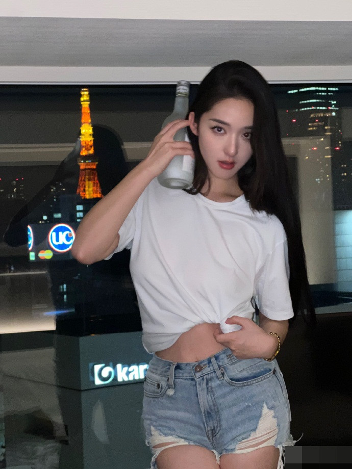 Mỗi khi cô thi đấu đều có rất nhiều bạn bè, đặc biệt là nam sinh, xếp hàng xem và cổ vũ.