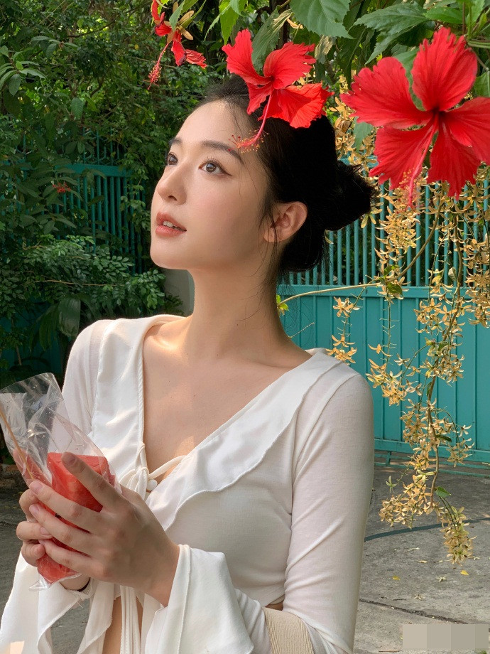 Zhong Qiuqiu được khen có vẻ ngoài xinh đẹp tựa diễn viên nổi tiếng Lưu Diệc Phi.