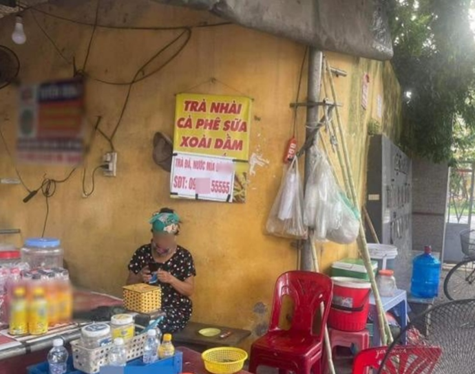 Hình ảnh một cụ bà bán trà đá bất ngờ trở thành tâm điểm chú ý, bỏ qua những gì hiện hữu bên ngoài như dáng vẻ, trang phục hay không gian quán giản dị, điều khiến ai cũng bất ngờ là số điện thoại gọi đồ uống với đuôi ngũ quý.