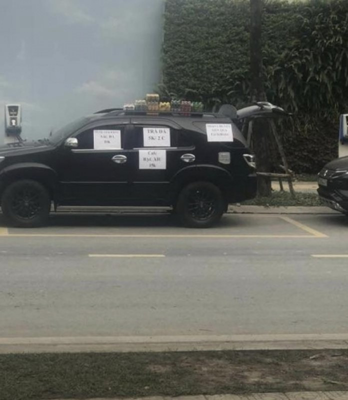 Trường hợp của một "quán" trà đá vỉa hè đặc biệt từng khiến netizen trầm trồ, bởi quán hàng này được bày biện hẳn trên ô tô tiền tỷ.