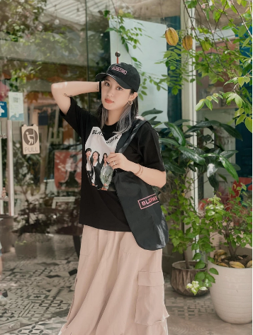 Không phải fan BLACKPINK nhưng hot girl đời đầu Mi Vân đã chuẩn bị sẵn sàng cho chuyến xem idol lần này cùng với con gái. Ảnh: Tổng hợp