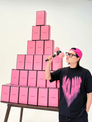 Không chỉ đi xem concert một mình, Phạm Thoại còn chi tiền mua vé cho toàn bộ nhân viên đi "đu idol" khiến cư dân mạng từng trầm trồ.