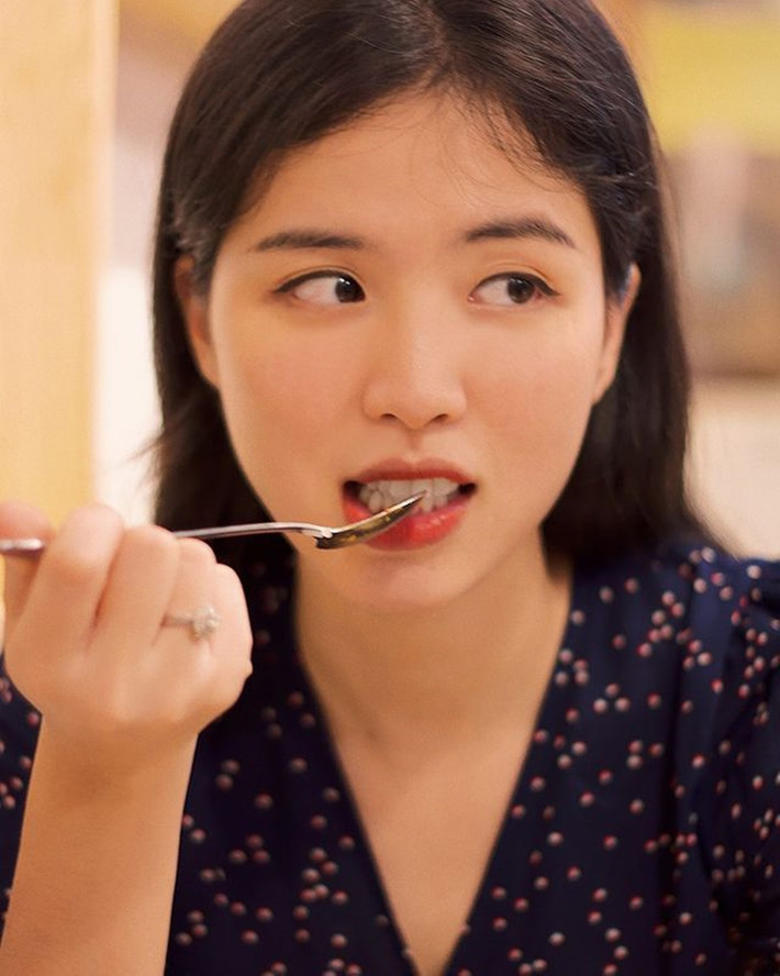 Sau khi gây chú ý với lần đi cắt tóc này, danh tính của cô gái cũng được tìm ra, được biết đây là nữ giảng viên trường Đại học Kinh tế Quốc dân (NEU) nổi tiếng từ nhiều năm trước vì nhan sắc tiên tử như minh tinh màn bạc.