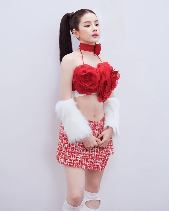 DJ Mie vừa có thể tôn được eo thon nhỏ vừa thoả sức trình diễn trước hàng nghìn người hâm mộ mà không lo sợ gặp phải sự cố trang phục có thể xảy ra khi vận động mạnh.