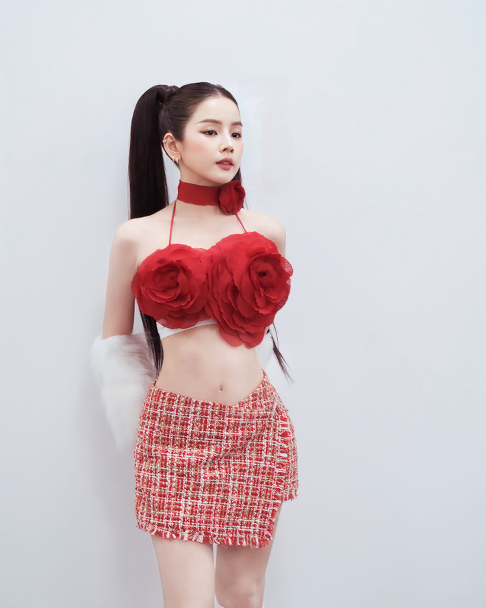 Dù diện chiếc áo bé xíu cách điệu và ngắn cũn cỡn, thế nhưng DJ Mie vẫn ghi điểm tinh tế nhờ vào việc cô nàng đã khéo mặc bên trong một chiếc áo ống cơ bản.