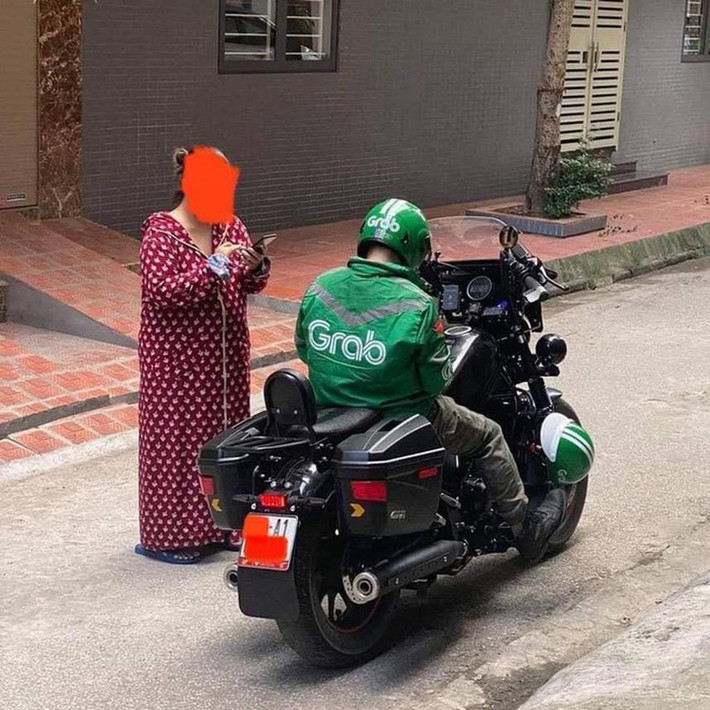 Trên mạng xã hội, không ít lần cư dân mạng chứng kiến những khoảnh khắc có 1-0-2 liên quan đến các shipper. Trong số đó, đặc biệt nhất có lẽ là những "con trai chủ tịch" giả vờ đi hàng vì đam mê.