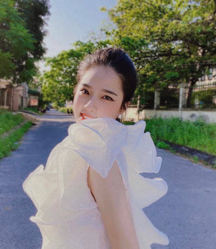 Nhiều người thân, bạn bè chúc mừng Huyền My và khen cô nàng hợp bầu khi vẫn giữ được ngoại hình xinh xắn.