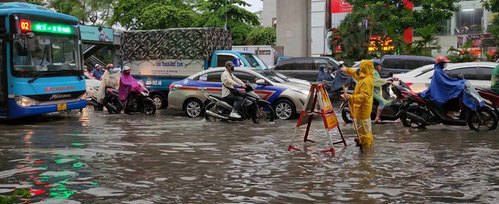 Thậm chí, cư dân mạng còn rộ trào lưu chế ảnh nước mưa ngập ở các đường phố, trường học khiến nhiều người thích thú.