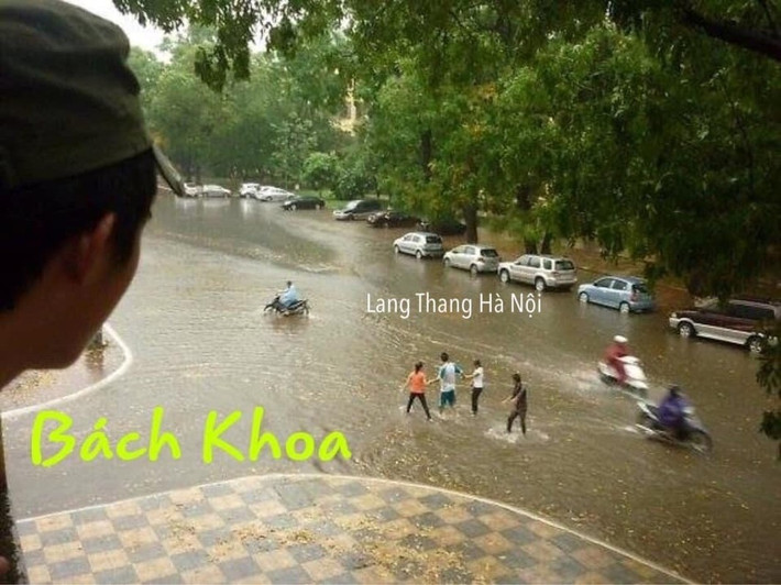 Chứng kiến những bức ảnh sân trường Đại học ngập nước, nhiều người được dịp bồi hồi, nhớ lại thời còn đi học.