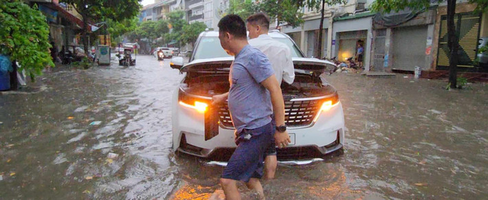 Trận mưa lớn chiều ngày 31/7 khiến nhiều đoạn đường ở Hà Nội ngập sâu.