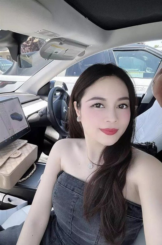 Sau đổ vỡ của 2 cuộc hôn nhân trước, Hằng Túi hiện tại cho thấy yêu và được yêu là điều hạnh phúc.