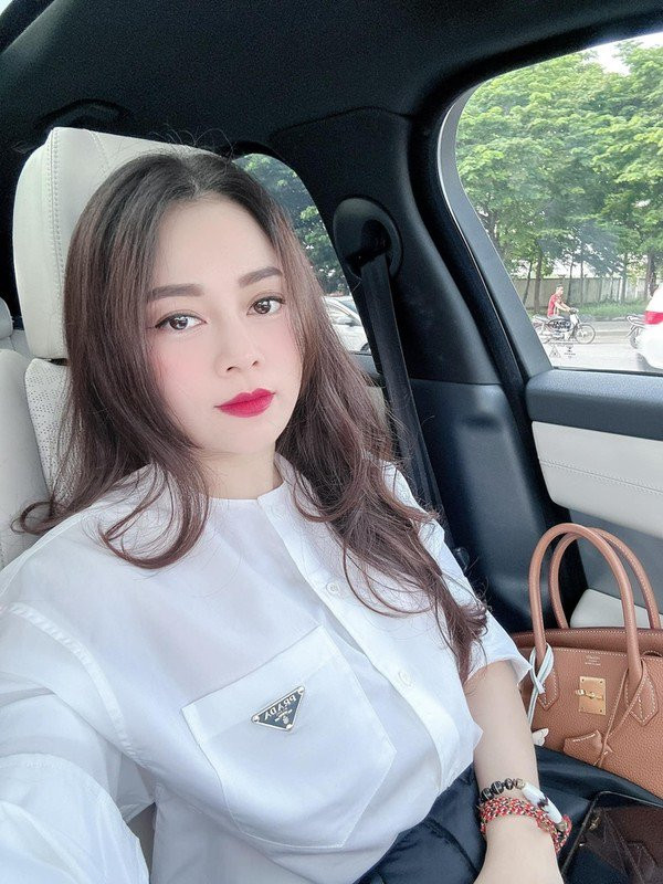  Hot mom Hằng Túi là cái tên nổi tiếng trên MXH, cô được nhận xét xinh đẹp, tài giỏi lại chăm con khéo. Hằng Túi được chị em bỉm sữa khen ngợi và gọi với danh xưng hot mom của 6 em bé đáng yêu.