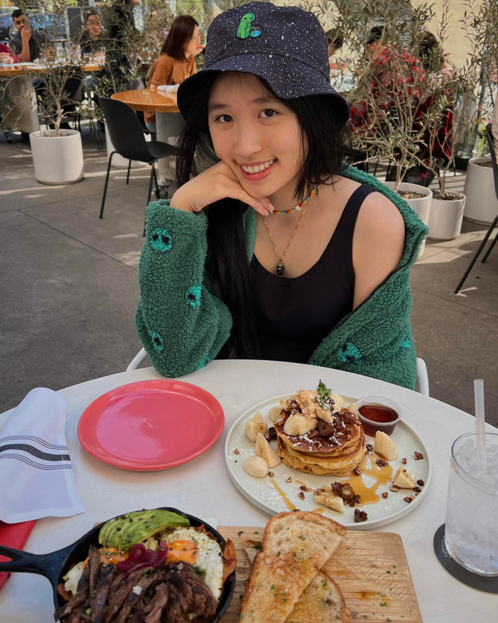 Ngoài ra Jenny Huỳnh còn có nhóm fan của riêng mình lên đến 380 ngàn thành viên.