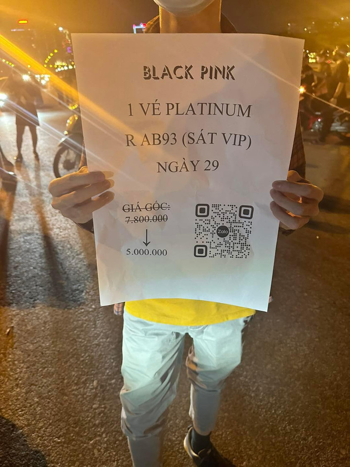 Thậm chí có cả vé Born Pink World Tour Hanoi sát VIP, vé được giảm giá sâu nhưng người bán vẫn vật vờ chào mời.