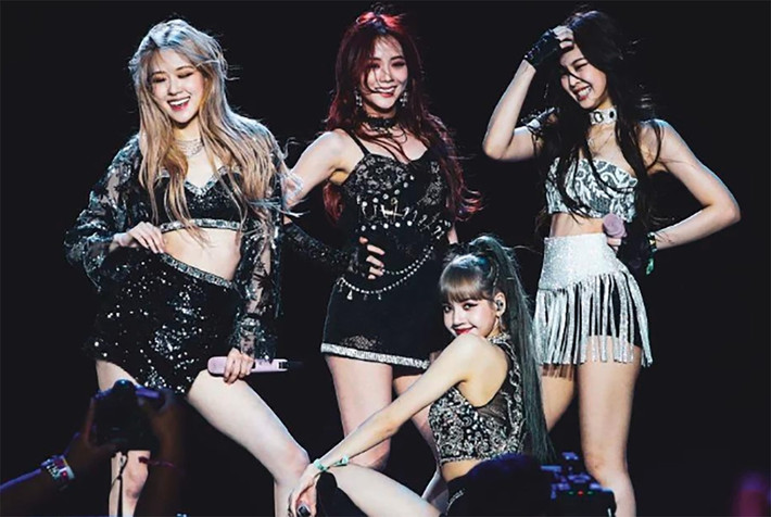 Chỉ còn 3 ngày nữa là đến đêm mở màn BORN PINK Tour Hà Nội, trên MXH xuất hiện nhiều hình ảnh những người "ôm vé" concert BLACKPINK mong "bán tống bán tháo" những vé mà họ không thể bán được suốt nhiều ngày qua.