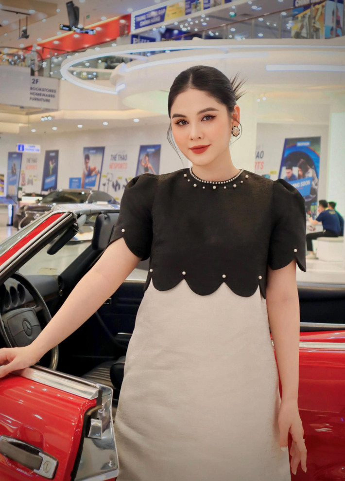 Nếu ngắm nhìn những hình ảnh ngày thường của Vũ Thu Hoài, có lẽ mẹ bỉm nào cũng phải ngưỡng mộ với làn gần như không tì vết của cô.