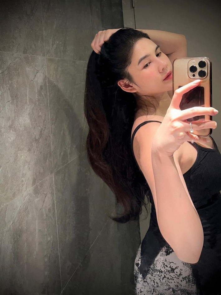 Mới đây, trên trang cá nhân, nữ MC thể thao vừa khoe thành quả đáng tự hào của mình: "Thành quả lớn nhất sau hơn 1 năm bầu bí và sinh con chắc là mái tóc với làn da".