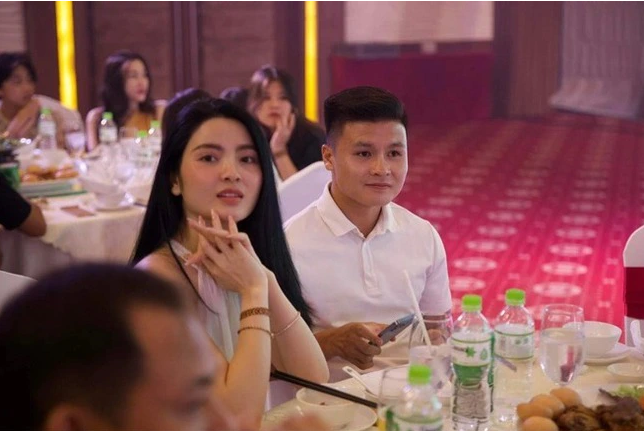 Cô nàng cũng đã khóa bình luận cả trên Facebook lẫn TikTok.