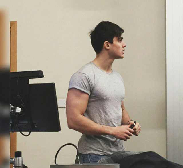 Vào năm 2015, thầy giáo tên Pietro Boselli gây sốt cộng đồng mạng sau khi một sinh viên Đại học College London đăng bức ảnh chụp trộm anh lên mạng xã hội.