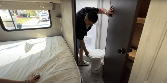 Khoa Pug còn chia sẻ đây là chiếc xe mà ở Việt Nam có tiền cũng không mua được vì chưa được phân phối chính thức.