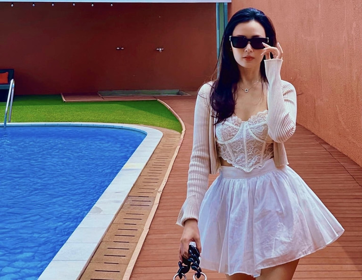 Cô được người hâm mộ dành nhiều lời khen có cánh, chuẩn đẹp "thần tiên tỷ tỷ" trong mọi khoảnh khắc. Ảnh: FBNV