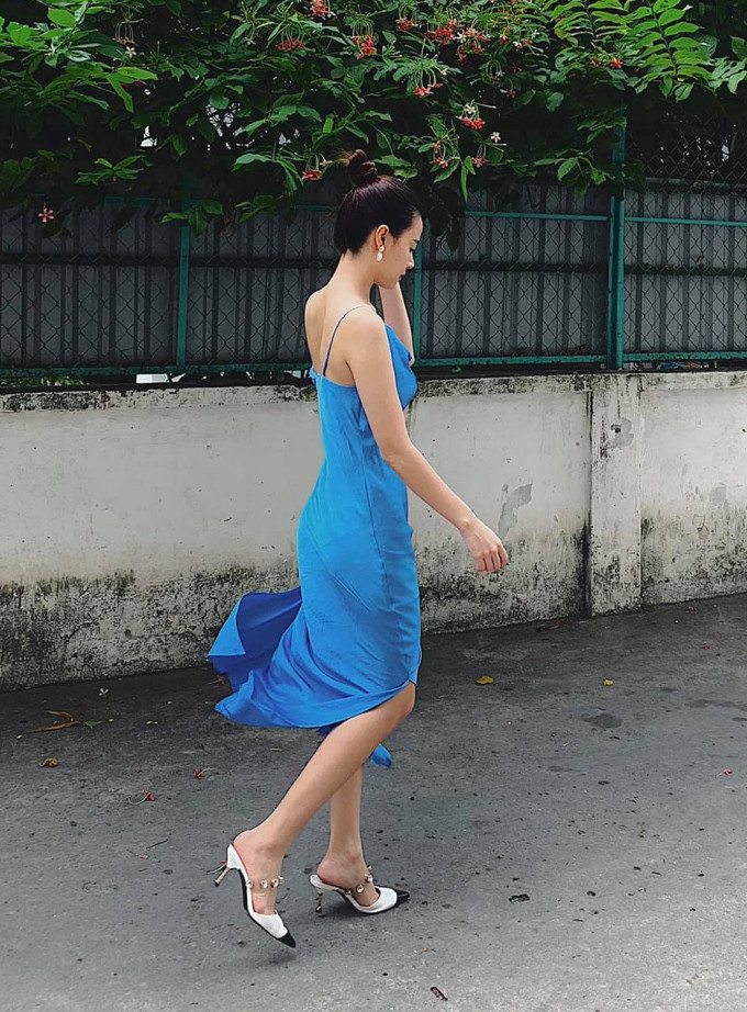 Cô cũng khéo léo tạo dáng khi đứng để tránh gió thổi làm trang phục trở nên kém duyên.