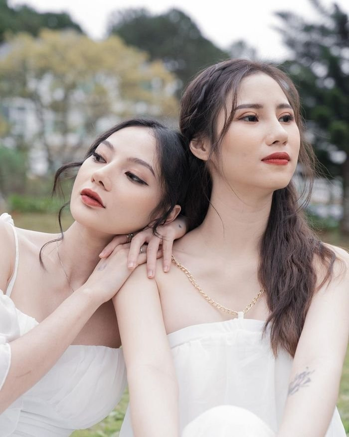 Jin - Xíu vốn dĩ là hai cô gái sở hữu ngoại hình xinh đẹp, nổi bật. Đặc biệt hơn khi họ yêu nhau càng tạo nên hiệu ứng, thu hút lượng người theo dõi đông đảo.
