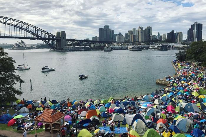 Cầu cảng Sydney đông nghẹt người. Ảnh ABC
