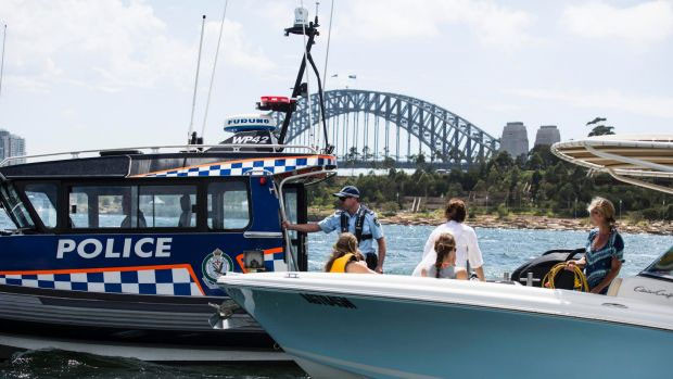 Cảnh sát biển Australia tiến hành kiểm tra an ninh trên một con thuyền du lịch ở cầu cảng Sydney sáng 31/12. Ảnh SMH