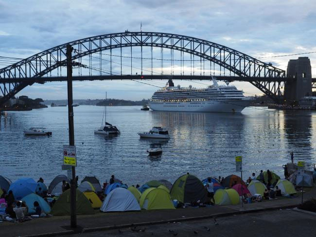 Những lều trại mọc lên san sát nhau ở cầu cảng Sydney. Đây có lẽ là một trong những vị trí đẹp để ngắm màn bắn pháo hoa rực rỡ đón chào năm mới 2017. Ảnh news.com.au