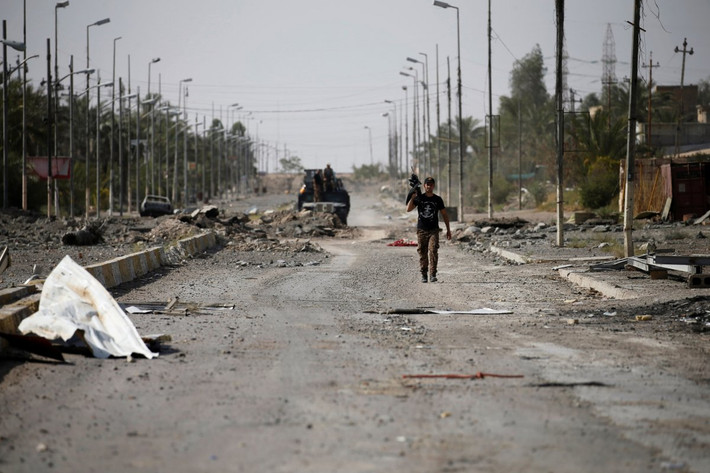 Binh sỹ Iraq trên đường tiến thẳng vào trung tâm Fallujah. Ảnh BI