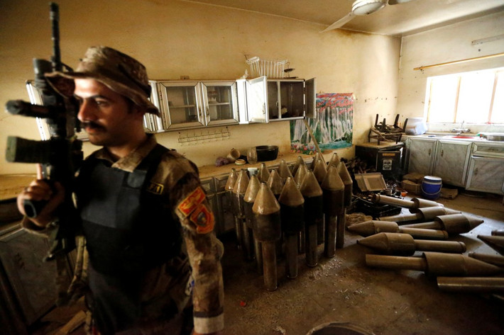 Binh sỹ Iraq phát hiện ra một xưởng chế tạo vũ khí của IS ở ngay Fallujah. Ảnh BI