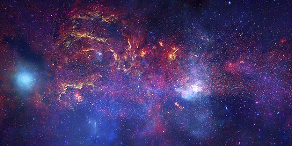 Milky Way có đường kính khoảng 100.000 năm ánh sáng (1 năm ánh sáng tương đương với hơn 9,4 nghìn tỷ km). Trung tâm của nó chứa một hố đen siêu khối lượng có lực hấp dẫn mạnh đến nỗi bất cứ thứ gì, kể cả ánh sáng cũng không thể thoát khỏi nó.