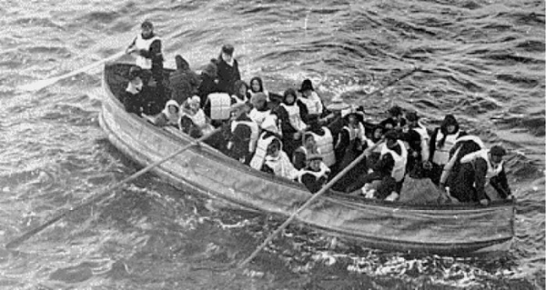 Phát hiện này vô cùng kinh ngạc vì chiến hạm Indiana Bolis bị đánh chìm từ năm 1945, và mãi tới năm 1991 người ta mới thấy họ. Chuyện lạ này cũng có ảnh nhưng nhanh chóng bị phát hiện là ảnh "dỏm" bởi lẽ trong bức ảnh, có khá nhiều… phụ nữ và chẳng ai mặc quần áo sĩ quan hay thủy thủ.