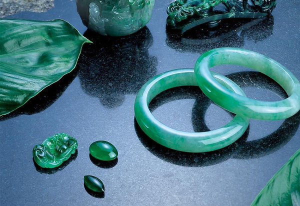 Nếu mua đúng nguyên thạch phỉ thúy thì có thể sau một đêm trở thành tỉ phú, còn nếu phán đoán sai thì có thể coi như mất tiền oan.