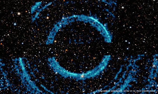 Đài quan sát tia X Chandra của NASA và Đài quan sát Neil Gehrels Swift đã phát hiện những vòng tròn hoàn hảo, ma quái, chưa từng thấy bao quanh một lỗ đen V404 Cygni.