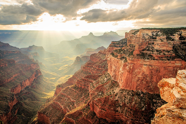Vì vậy, các nhà khoa học cho rằng, Grand Canyon chính là bằng chứng sống động về "giai đoạn kiến tạo hỗn loạn" của siêu lục địa Rodinia. Phía Đông và Tây của Grand Canyon từng thuộc về 2 vùng hoàn toàn khác nhau, có điều kiện nhiệt độ khác xa nhau.