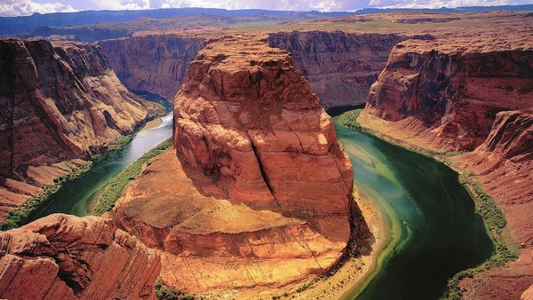 Một phần của Grand Canyon đã bị dịch chuyển theo những cách khác nhau trong nhiều thiên niên kỷ, dẫn đến một số đá và trầm tích bị cuốn trôi ra đại dương.
