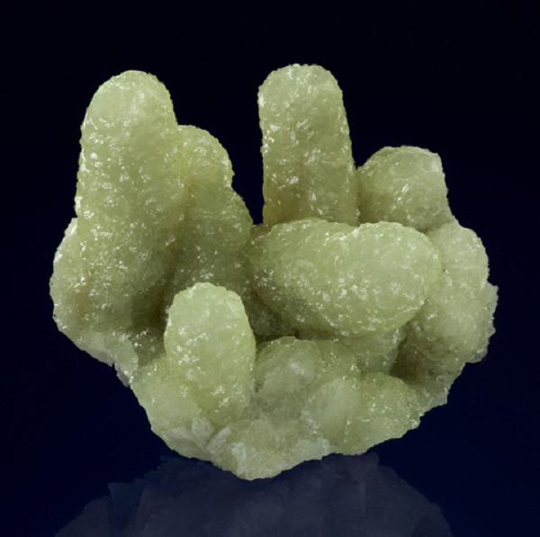 Đá Prehnite có cấu trúc tinh thể nên thường xuất hiện dưới dạng hình lăng trụ và thon nhọn. Những tinh thể lớn thường được tìm thấy ở trạng thái như thạch nhũ.